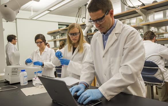 Dan Giammar's Environmental Engineering Laboratory. Beginning in the fall of 2019, WashU will welcome its first cohort of students who will graduate with a bachelor’s degree in environmental engineering. (Photo by Joe Angeles/WUSTL Photos)