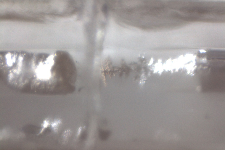 Snapshot of sodium (Na) penetrating a layer of the separator in a sodium metal anode. (Image courtesy of Bai lab)